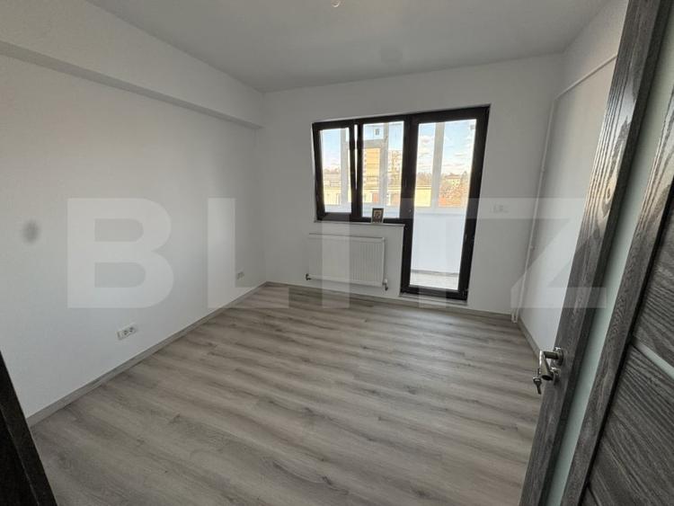 Apartament cu 4 camere semidecomandat în Tătărași
