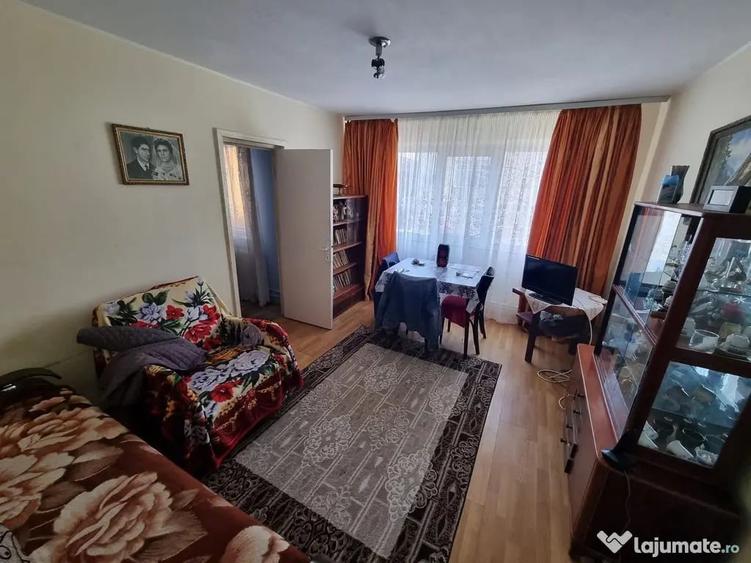 Apartament cu 3 camere semidecomandat în Km 4