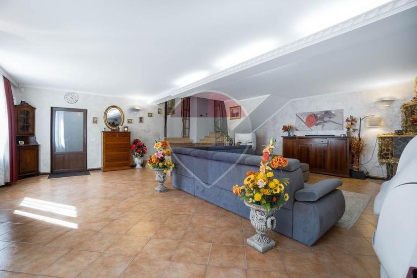 Casă individuală cu 6 camere cu Piscina în Mândra