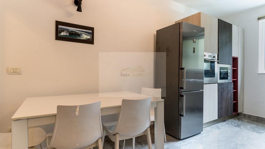 Apartament cu 2 camere decomandat, mobilat în Central