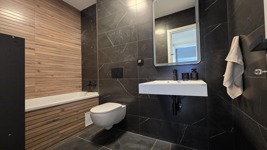 Apartament cu 3 camere decomandat în Titan