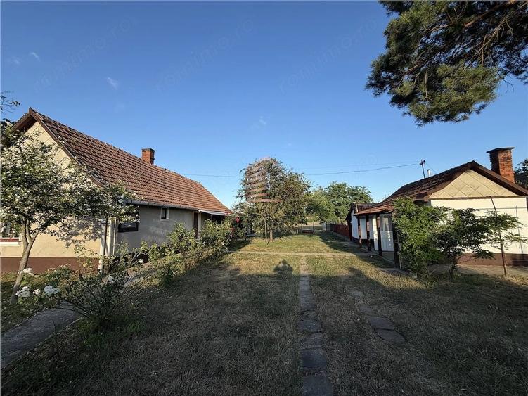 Casă cu Teren 4600 Mp în Periferie