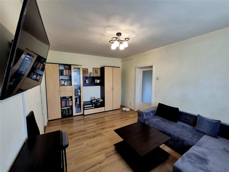 Apartament cu 3 camere semidecomandat în Tătărași