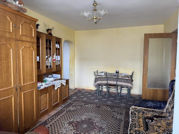Apartament cu 3 camere semidecomandat în Zahana