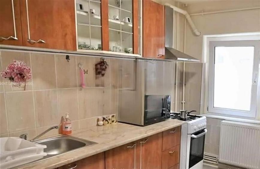Apartament cu 3 camere decomandat în Județean