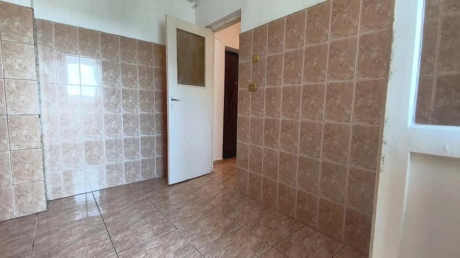 Apartament cu 4 camere semidecomandat în Piața Centrală