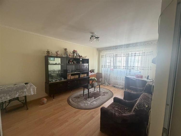 Apartament cu 3 camere decomandat, mobilat în Viziru 3