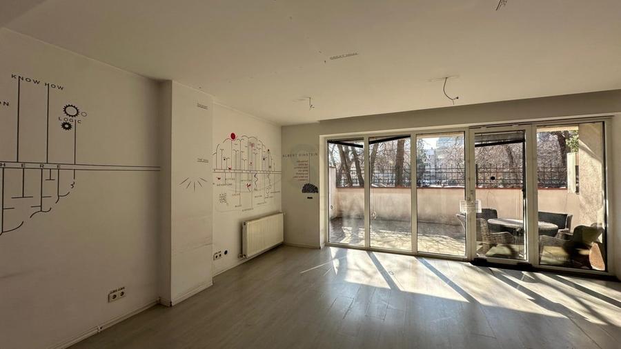 Apartament cu 5 camere decomandat în P-ța Victoriei