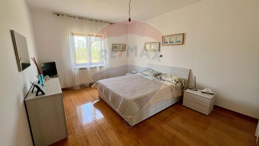 Casă individuală cu 4 camere cu Teren 4151 Mp în Sud