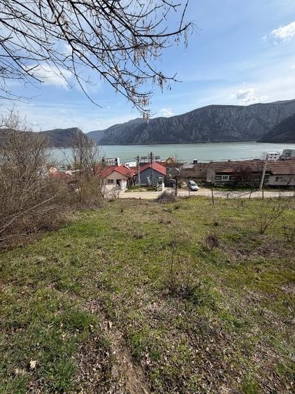 Teren intravilan de 400 mp, în Dubova