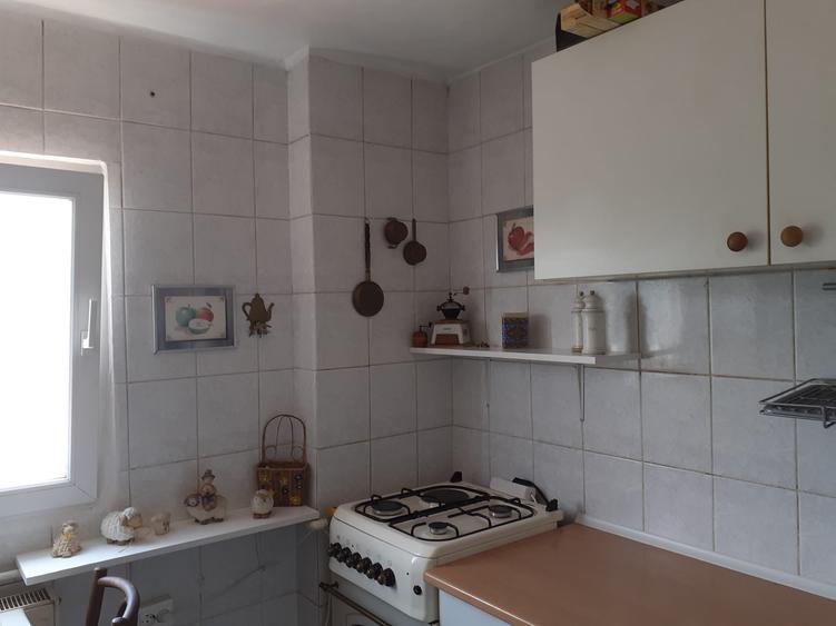 Apartament cu 3 camere semidecomandat, mobilat în Chibrit
