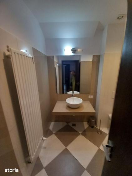 Casă cu 6 camere cu Teren 386 Mp în Băneasa