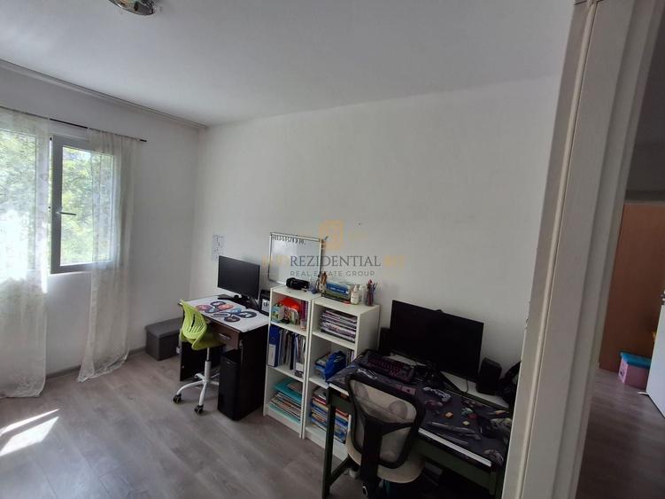 Apartament cu 3 camere semidecomandat în Berceni