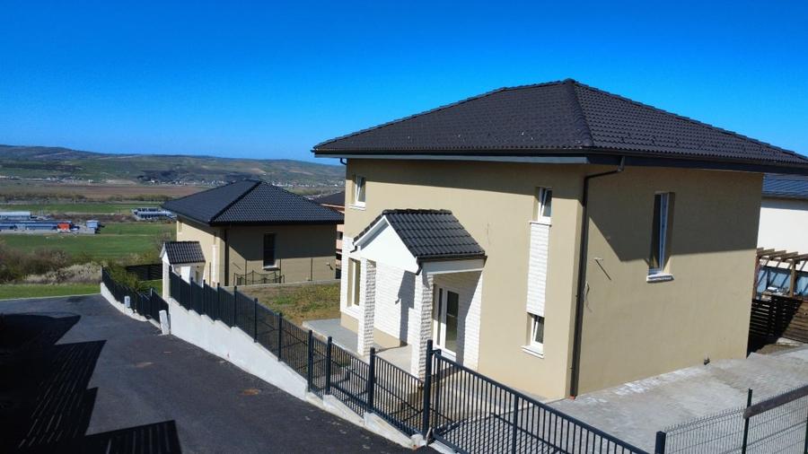 Casă individuală cu 4 camere cu Canalizare în Dezmir