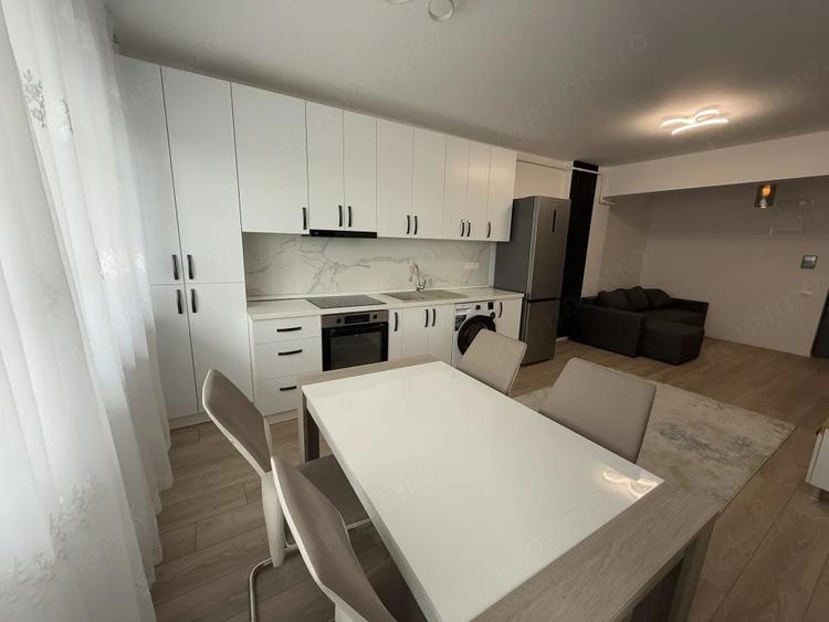 Apartament cu 2 camere decomandat în Tractorul