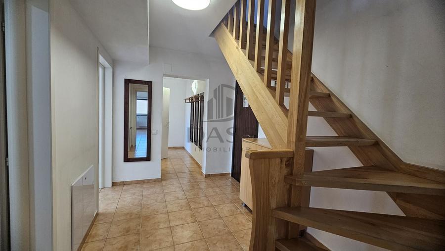 Apartament cu 6 camere decomandat, mobilat în Turnișor