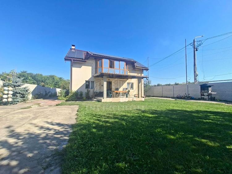Casă individuală cu 6 camere cu Canalizare în Hărman