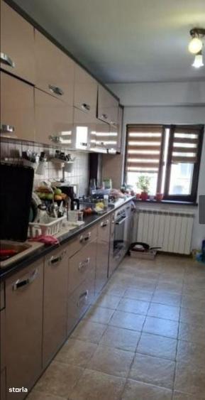 Apartament cu 3 camere decomandat în Teiul Doamnei