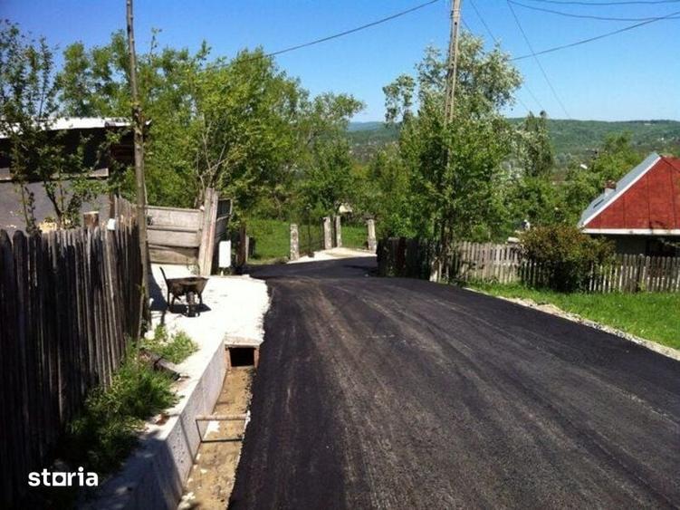 Teren de 4900 mp, în Poiana