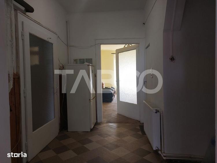 Apartament cu 3 camere semidecomandat în Central