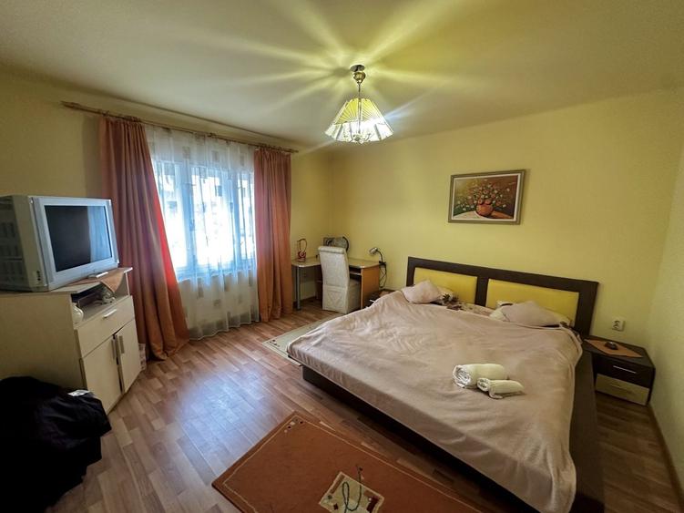 Casă individuală cu 7 camere cu Canalizare în Sânmartin