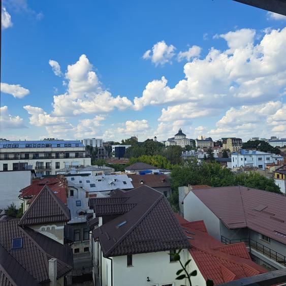 Apartament cu 3 camere decomandat în Parcul Carol