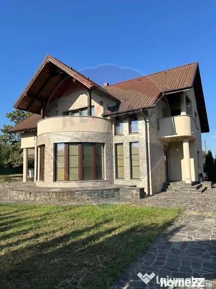 Casă cu 5 camere cu Teren 700 Mp în Tăuții de Sus