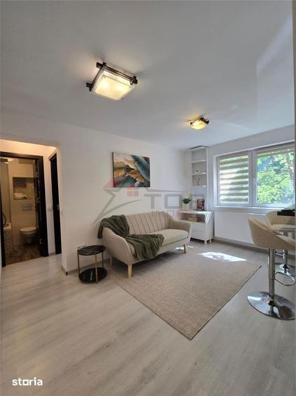 Apartament cu 3 camere semidecomandat în Podu Roș