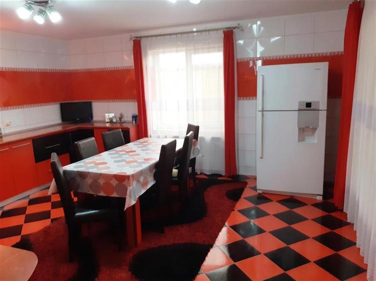 Casă individuală cu 7 camere cu Teren 700 Mp în Sud-Vest