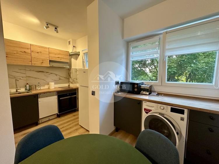 Apartament cu 3 camere semidecomandat, mobilat în Apărătorii Patriei