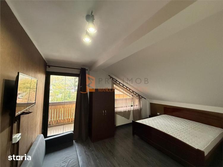 Casă cu 8 camere decomandat cu Teren 30 Mp în Siriu