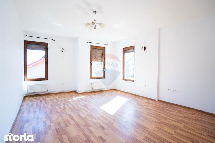 Casă cu 6 camere cu Teren 380 Mp în Găvana