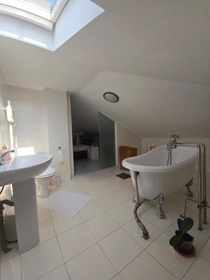Apartament cu 4 camere semidecomandat în Dobroești