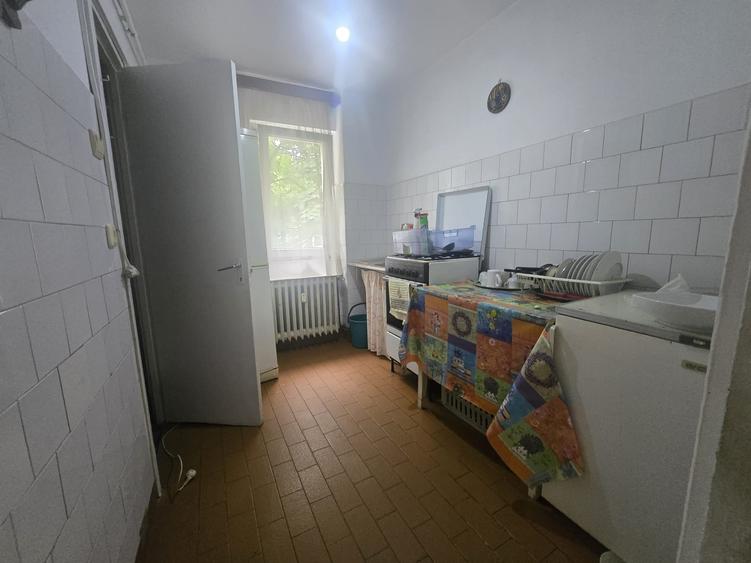 Apartament cu 2 camere semidecomandat în Podu Roș