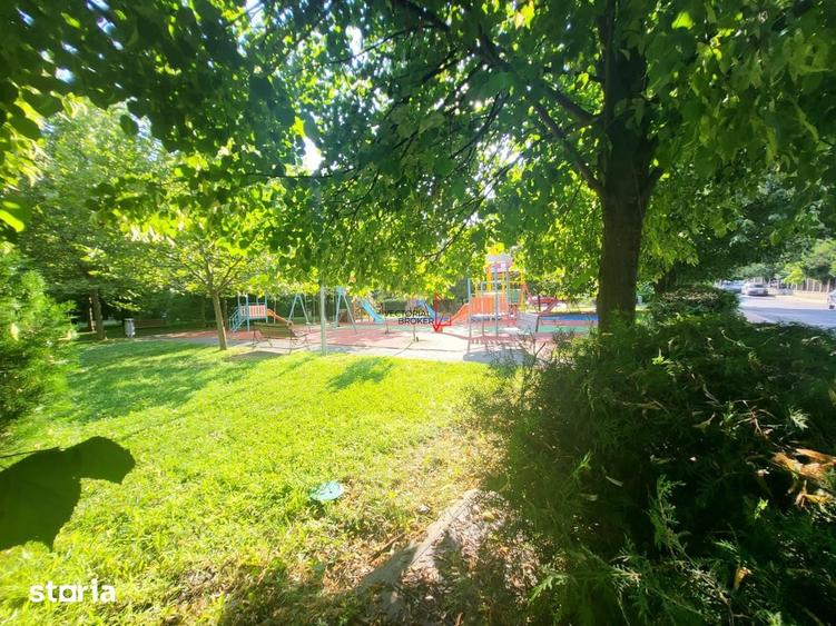 Apartament cu 3 camere decomandat în Titan