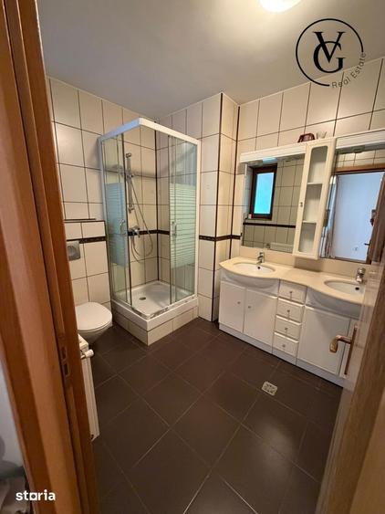Casă cu 6 camere cu Teren 250 Mp în Tei