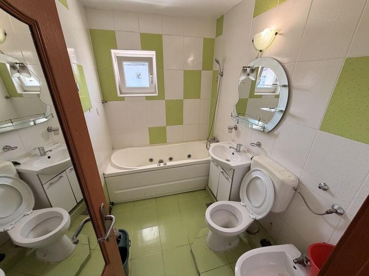 Apartament cu 3 camere decomandat în Sud