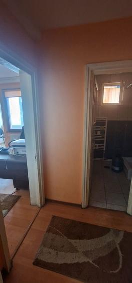 Apartament cu 3 camere semidecomandat, mobilat în Central