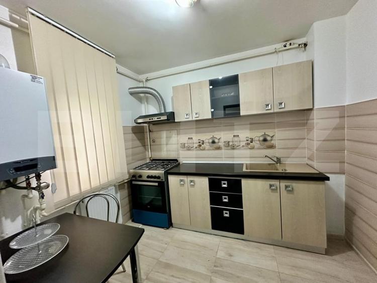 Apartament cu 3 camere semidecomandat, mobilat în Teilor