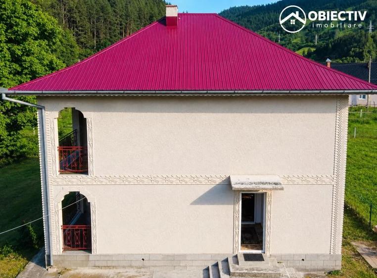 Casă cu Teren 2674 Mp în Poiana Teiului