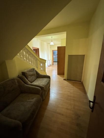 Casă individuală cu 8 camere cu Canalizare în Ultracentral