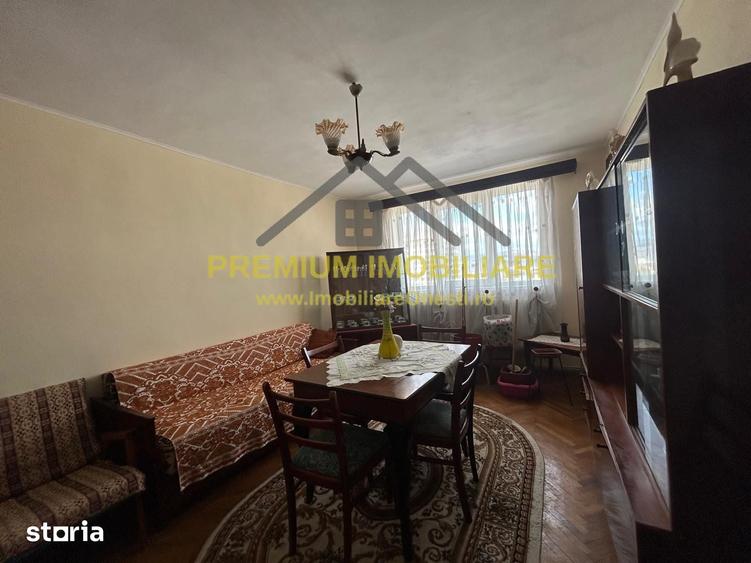 Apartament cu 3 camere semidecomandat în Central