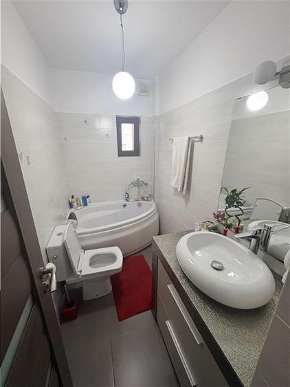 Apartament cu 3 camere decomandat, mobilat în Poarta 6