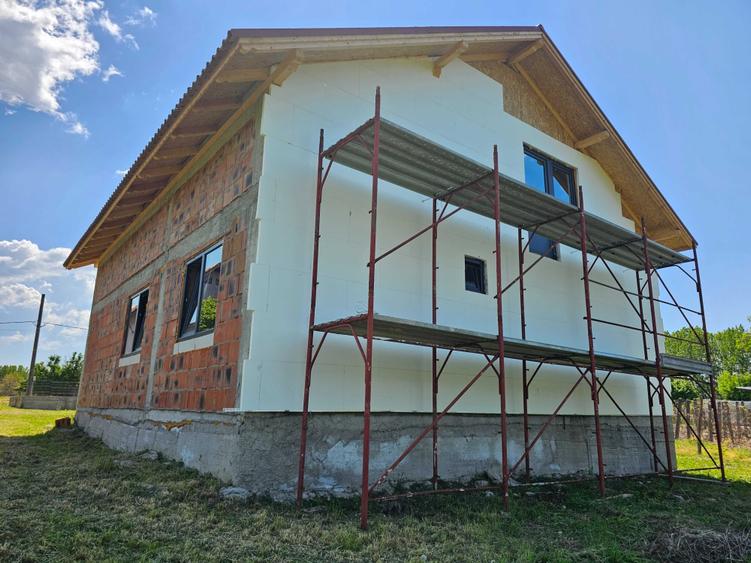 Casă cu 4 camere în Olteni