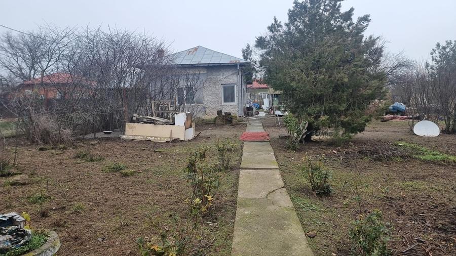 Casă cu 5 camere cu Teren 2800 Mp în Nuci
