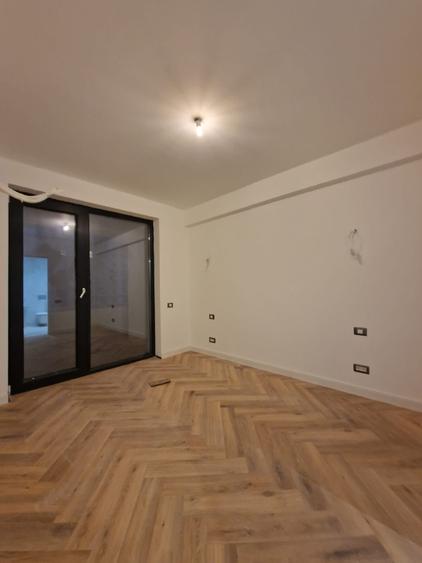 Apartament cu 3 camere semidecomandat în Pipera