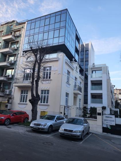 Casă individuală cu 10 camere cu Canalizare în Central