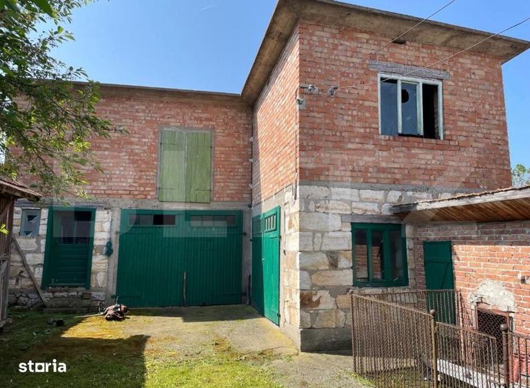 Casă cu 2 camere cu Teren 690 Mp în Petrești