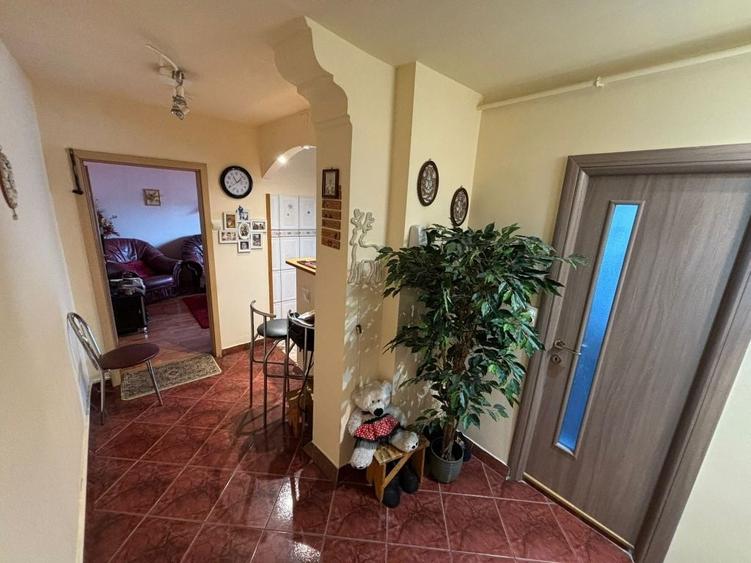 Apartament cu 3 camere decomandat, mobilat în Astra
