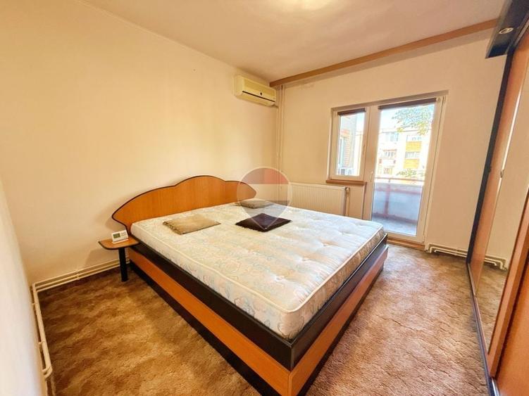 Apartament cu 3 camere decomandat, mobilat în Intim